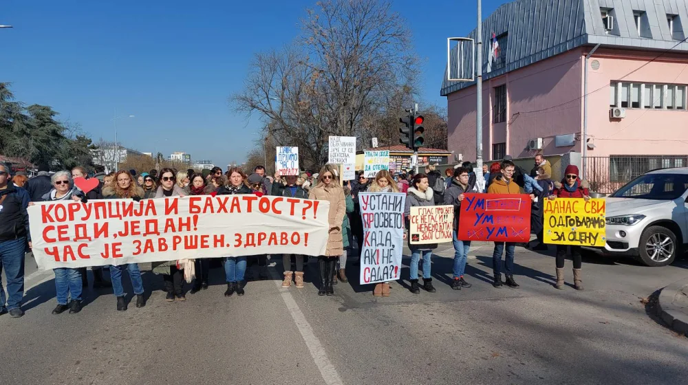 Lekari i prosvetari podržali studente na skupu ispred KCV: Učenici Muzičke škole i doktori zajedno otpevali "Bože pravde" 6