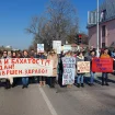 Lekari i prosvetari podržali studente na skupu ispred KCV: Učenici Muzičke škole i doktori zajedno otpevali "Bože pravde" 17