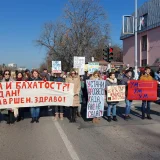 Lekari i prosvetari podržali studente na skupu ispred KCV: Učenici Muzičke škole i doktori zajedno otpevali "Bože pravde" 2