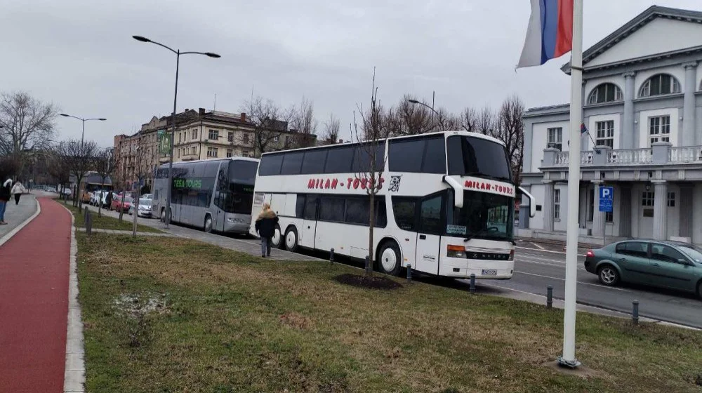 MUP: Nepoznata osoba u Sremskoj Mitrovici oštetila autobus iz Republike Srpske 4