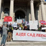 Blokada ispred Skupštine: Nakon 15 minuta tišine, građani gađali jajima zgradu, uzvikuju "Odlazi" i "Pumpaj" (VIDEO, FOTO) 16