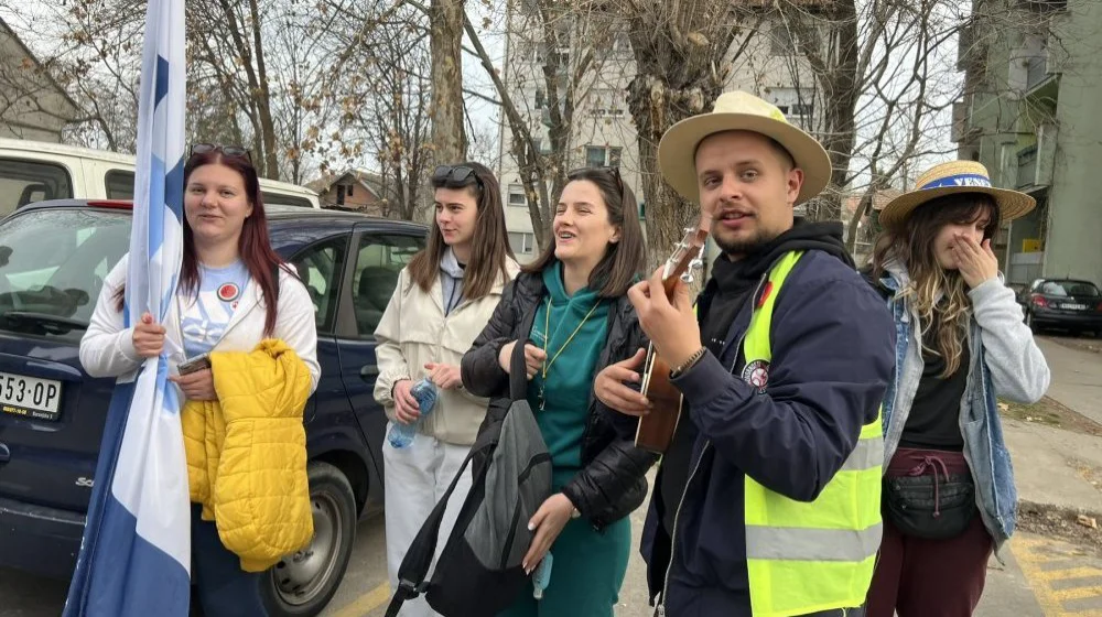 Studenti koji pešače iz Subotice za Beograd stižu u Novi Sad: Srbobranci ih dočekali i ispratili kao heroje 12