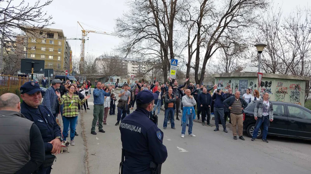 Roditelji, članovi i simpatizeri SNS-a organizovali skup ispred Osnovne škole Miloš Crnjanski u Novom Sadu za povratak dece u škole: Dočekao ih kontramiting roditelja koji su uz studente 3