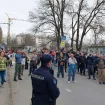 Roditelji, članovi i simpatizeri SNS-a organizovali skup ispred Osnovne škole Miloš Crnjanski u Novom Sadu za povratak dece u škole: Dočekao ih kontramiting roditelja koji su uz studente 12