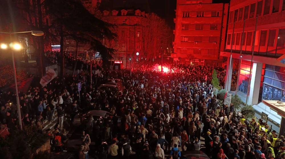 Studenti blokirali RTS, poručili da će blokada trajati 22 sata: Žandarmerija intervenisala, blokiran ulaz u zgradu RTS-a (VIDEO) 9