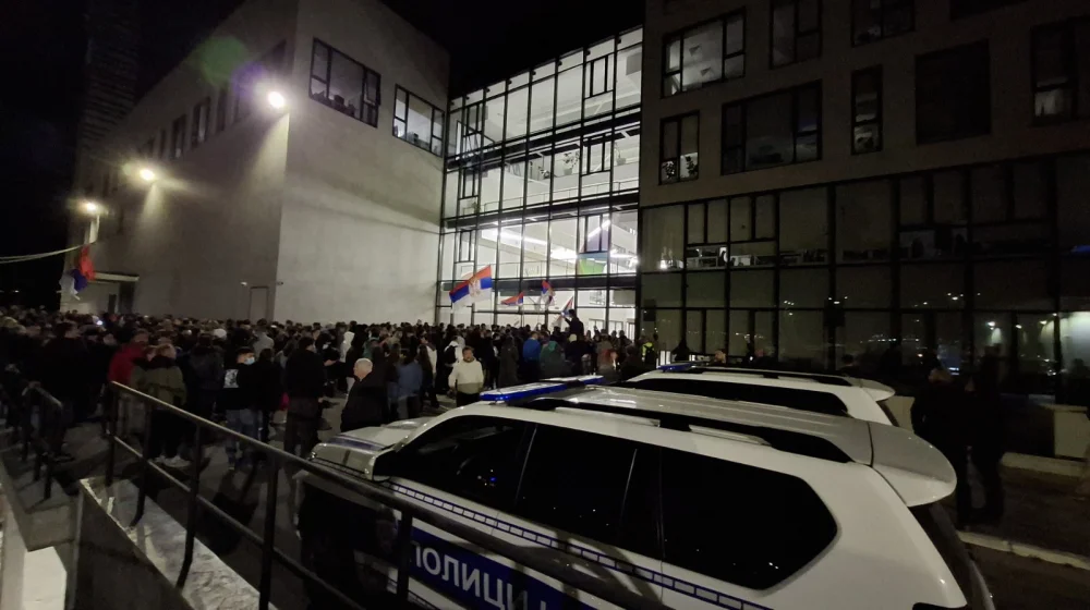 Novosadski studenti blokirali zgradu RT Vojvodine, u zgradi žandarmerija u opremi za razbijanje demonstracija (VIDEO, FOTO) 11